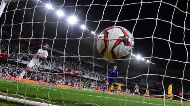 تجاوز منتخب الإمارات صاحب الأرض منتخب استراليا