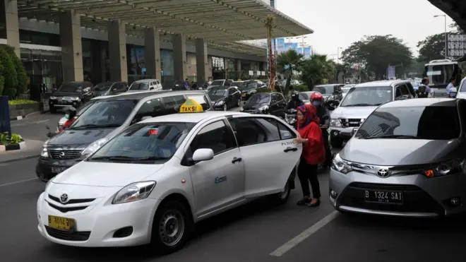 Pemerintah daerah diberi wewenang untuk menentukan kuota jumlah taksi online yang bisa beroperasi di wilayah mereka masing-masing.