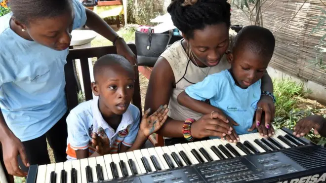 Ndị nkuzi na-akụziri ụmụaka abụọ nwere 'autism'