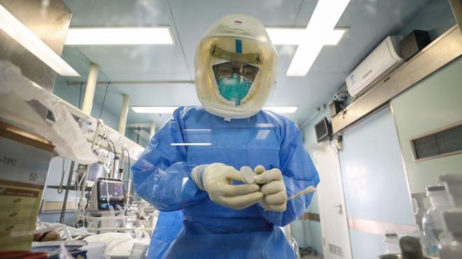 Trabajador sanitario en un hospital de Hubei
