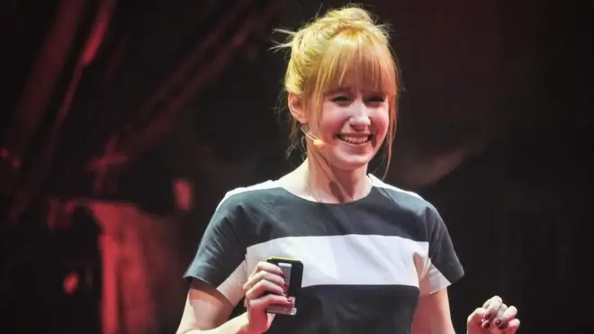 Linda Liukas dio una charla TED en 2016 sobre su método para enseñar a programar.