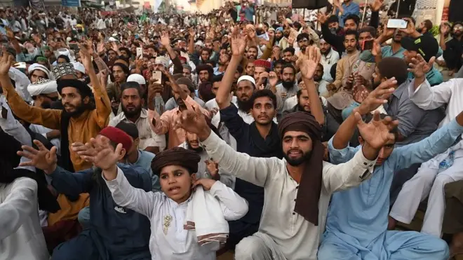 जुलूस में पुलिस से झड़पों की ख़बरें भी हैं, जिनमें पांच पुलिसकर्मियों की मौत हुई है और सैकड़ों घायल हुए हैं.