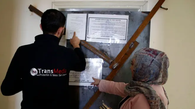 Pengumuman di kantor yang digerebek menyebutkan penutupan selama enam bulan.