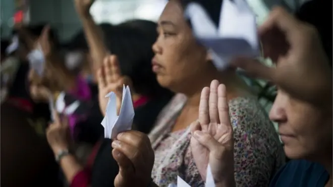 กลุ่มผู้ประท้วงแสดงสัญลักษณ์บริเวณด้านหน้าห้างสรรพสินค้าเทอร์มินอล 21 ที่แยกอโศก ในวันที่ 1 มิ.ย. 2557 เพียงหนึ่งเดือนหลังจากที่มีรัฐประหาร