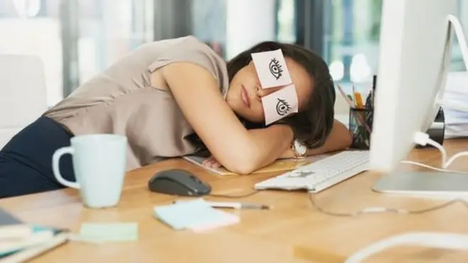 Japonya'da gün içinde masa başında uyuklayan işçilere dokunulmuyor