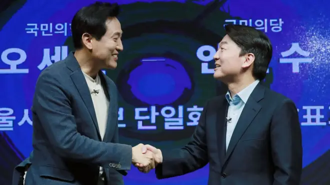 오세훈 국민의힘 서울시장 후보(왼쪽)와 안철수 국민의당 서울시장 후보가 15일 오후 서울 영등포 더플러스 스튜디오에서 열린 단일화 비전발표회를 마친 후 악수하고 있다