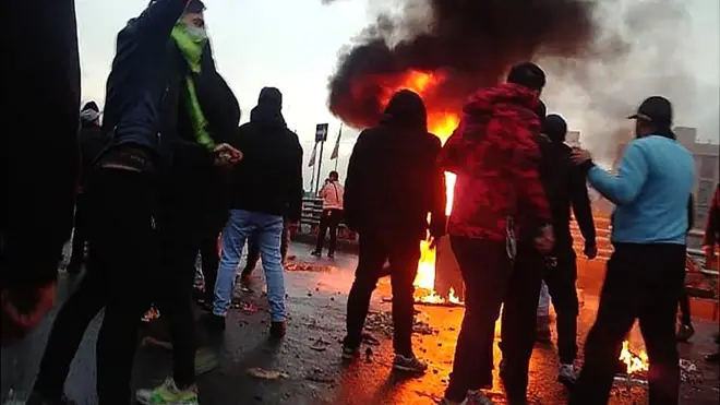 مشاهد عنيفة في احتجاجات الإيرانيين ضد ارتفاع أسعار الوقود