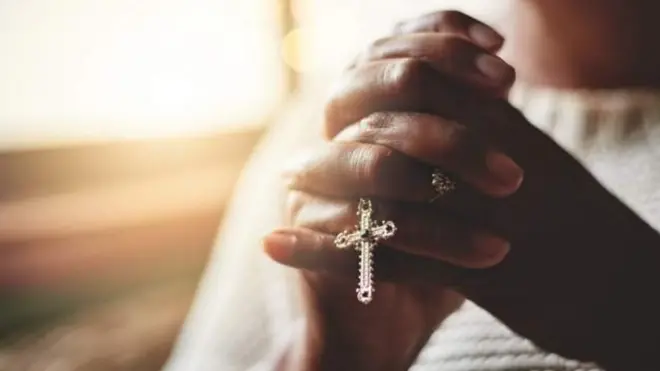 Kubw'ishirahamwe ry'abahakanyi muri Kenya, guhatira abanyeshure gusenga ari uguhonyanga agateka kabo