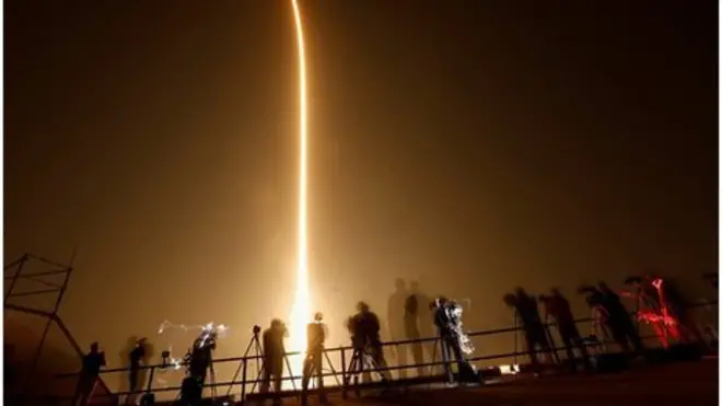 天文愛好者觀看載人飛船升空