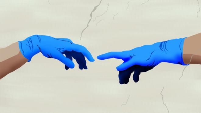 Dos manos con guantes que buscan tocarse recrean el famoso cuadro de Miguel Ángel