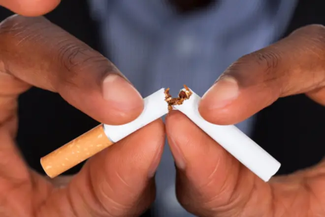 Main cassant une cigarette 