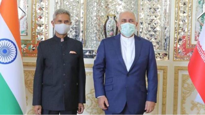 ईरान के विदेश मंत्री जावद जारिफ़ (दाए) के साथ भारतीय विदेश मंत्री एस जयशंकर (बाएं)