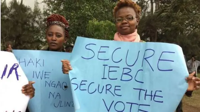Les manifestants brandissent des pancartes et exigent des élections transparentes et crédibles.
