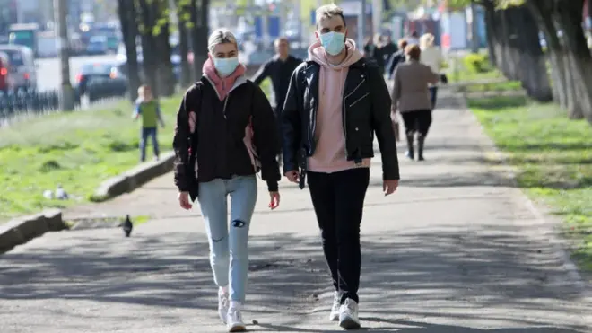 Varios países han considerado la idea de entregar "pasaportes de inmunidad".