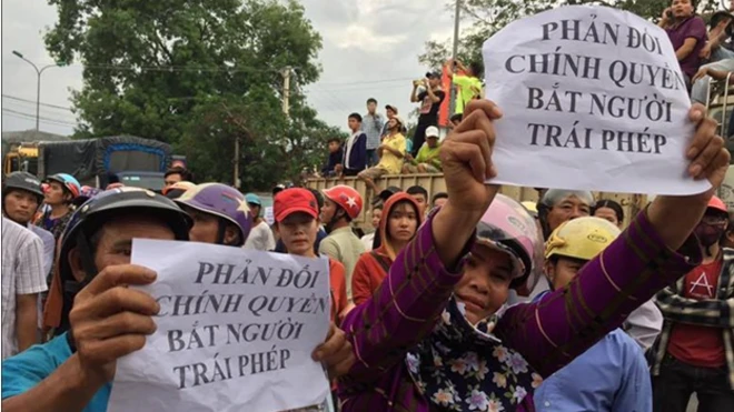 Người dân Nghệ An biểu tình yêu cầu chính quyền thả nhà hoạt động Hoàng Đức Bình hôm 15/5