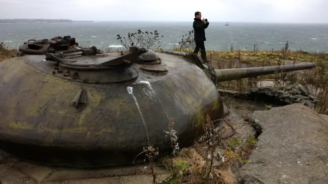 В 2010 году Курилы посетил президент России Дмитрий Медведев. На этом снимке он находится на острове Кунашир