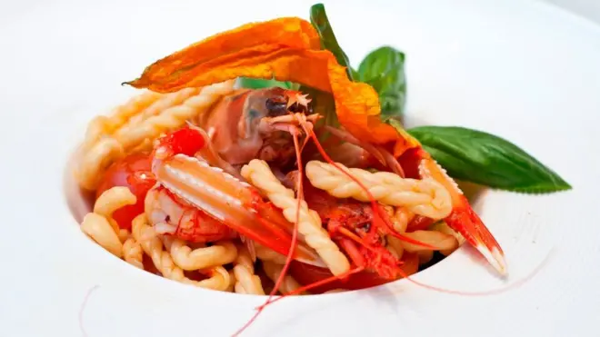 Selama ratusan tahun, perempuan di Morgongiori membuat lorighittas dengan tangan.