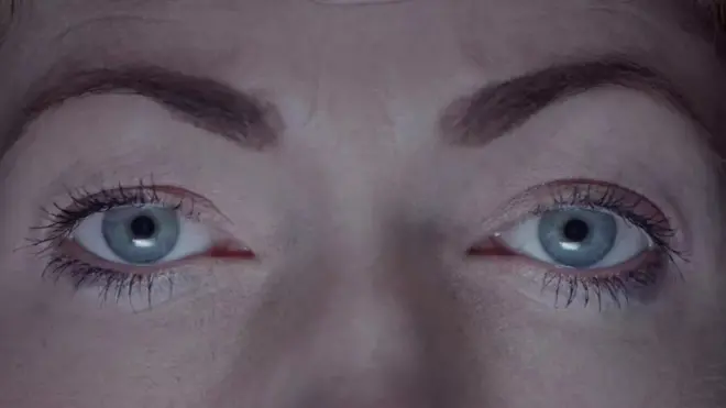 هلن مورت: «یادم می‌آید بیشتر و بیشتر ناراحت می‌شدم. چه کسی حاضر می‌شوند چنین کاری کند؟» (از فیلم دوست‌دختر مو بور من)