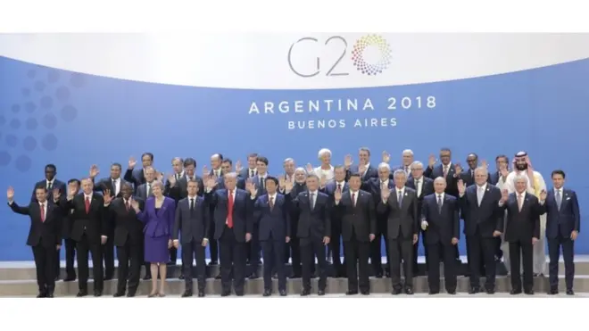 صعد زعماء الدول الأعضاء إلى المنصة الرئيسية واتخذوا مواقعهم للصورة الجماعية التقليدية