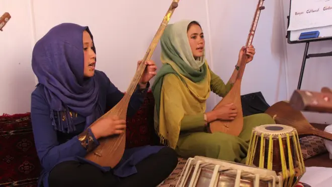 د افغانستان په مرکزي سیمو کې د دمبورې دویزه موسیقي ډېر مینه وال لري