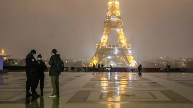 Warga dilarang keluar rumah mulai pukul 18.00 hingga 06.00 dalam upaya menekan pandemi Covid-19.