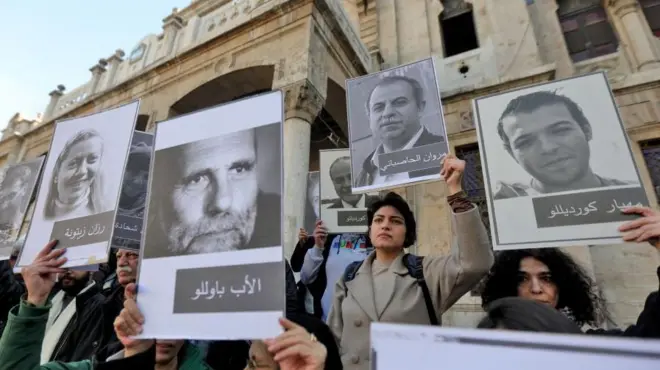 Manifestación en Siria de personas presas o desaparecidas durante el gobierno de Bashar al Assad.