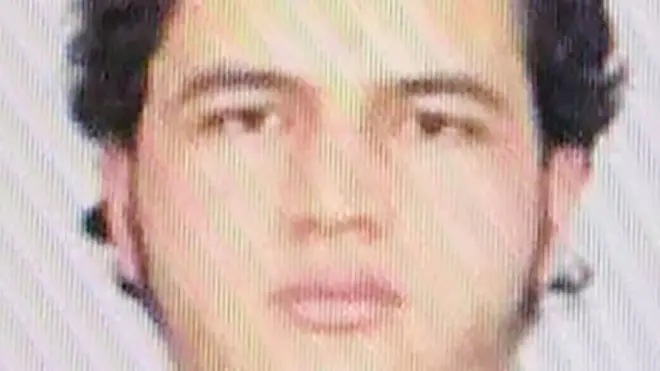 पुलिस ने चेतावनी दी है कि अनीस आमरी के पास हथियार हो सकते हैं