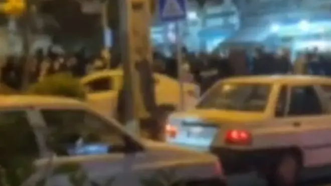 صحنه ای از یک تجمع که ظاهرا در نزدیکی خانه حمیدرضا روحی برگزار شده است