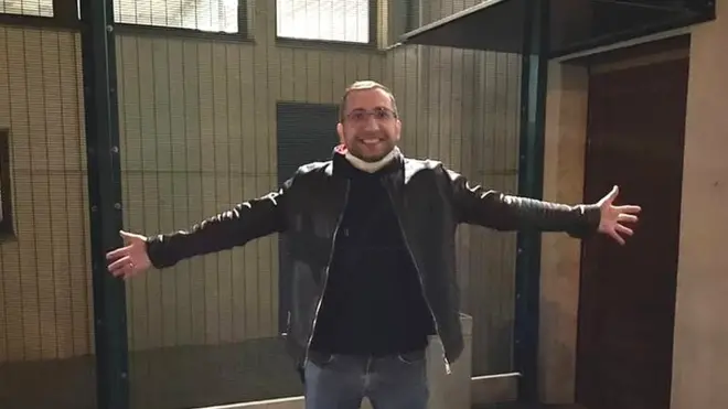 Сергей Савельев около депортационного центра в Париже