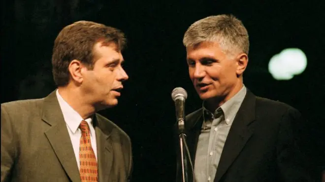 Vojislav Koštunica (levo) i Zoran Đinđić (desno) bili su najistaknutiji lideri DOS-a