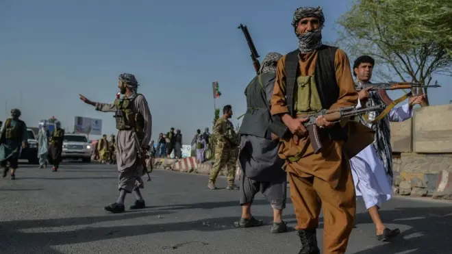 Taliban güçlerinin Herat kentinin girişinden püskürtüldükleri belirtiliyor.