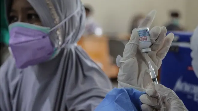 Seorang tenaga kesehatan menerima vaksin Covid-19 buatan Moderna di Rumah Sakit Adam Malik Medan, 4 Agustus 2021.