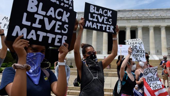 Protesters hold up signs saying "Black Lives Matter" near the Lincoln Memorial in Washington (6 June 2020)