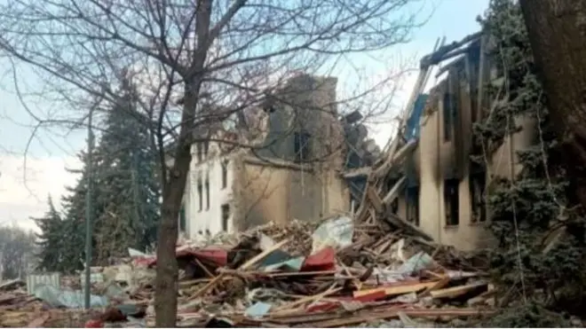 สภาพโรงละครประจำเมืองมาริอูโปลที่ถูกโจมตีด้วยขีปนาวุธรัสเซีย