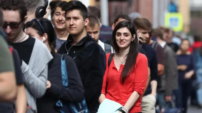 الزبائن يصطفون لاقتناء سماعات ياندكس الذكية