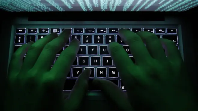 klavyeyle yazan insan