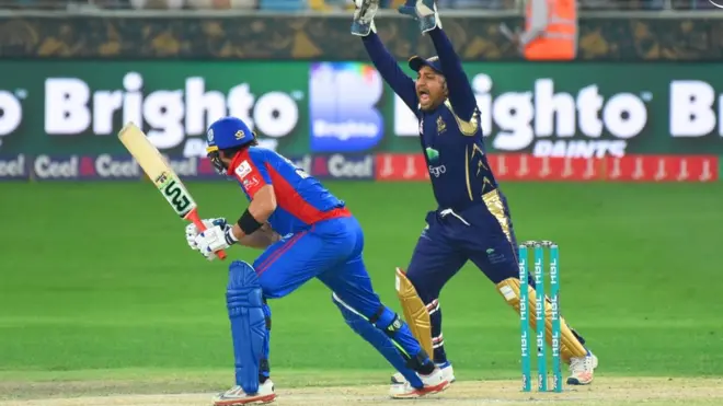 اننگز کی ابتدا میں ہی کوئٹہ گلیڈیایٹر کے بولرز نے کھیل اپنی گرفت میں رکھا