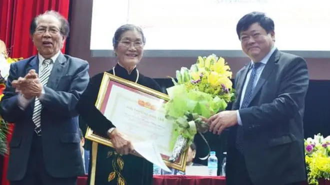 Đại diện gia đình cố nhạc sỹ, nhà viết kịch Trương Minh Phương nhận giải thưởng Đào Tấn