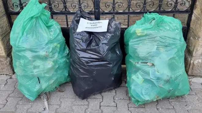 Petar Živanović je ostavio kese sa đubretom ispred uprave Javnog preduzeća „Nacionalni park Fruška gora" uz poruku: „S ljubavlju - vaše drvoseče"