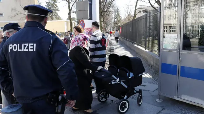 Polisi Jerman membantu pengamanan di luar Konsulat Jenderal Turki di Berlin, yang menjadi tempat pemunguran suara.
