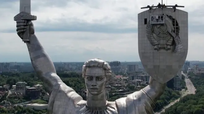 зрізали герб СРСР