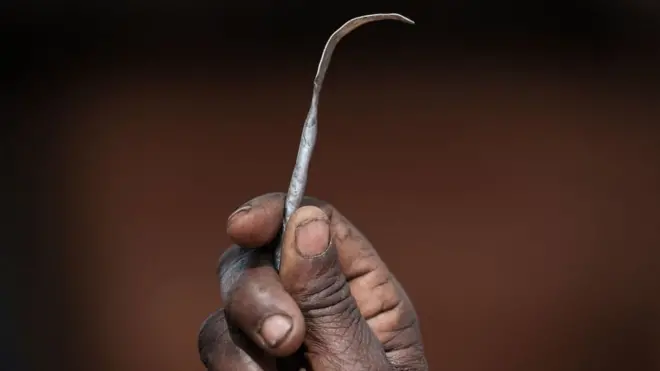 knife wey dem dey take do circumcision