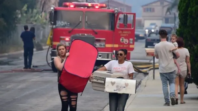 21 ألف شخص تلقوا أوامر بترك منازلهم مع اقتراب النيران من بحيرة إلزنور