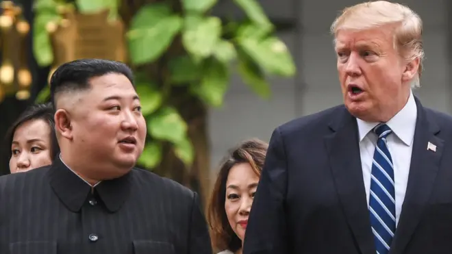 트럼프 대통령과 김정은 위원장은 단독회담을 마친 뒤 함께 산책하며 대화를 나누기도 했다