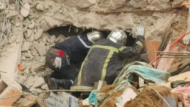 Emergency services bin dey look for survivors on Sunday