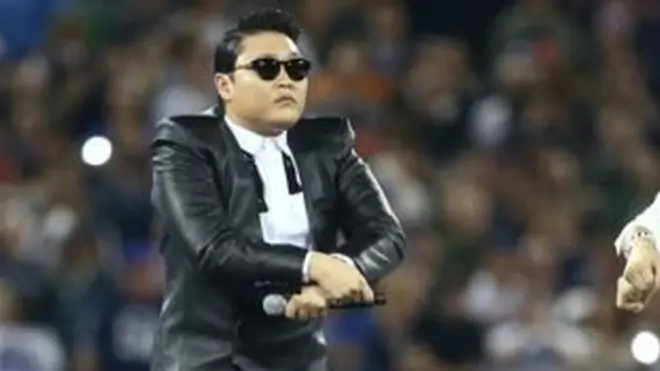 Співак Psy виконує свій хіт Gangnam Style. Чи допомагає корейська поп-музика підвищити міжнародну репутацію Південної Кореї?