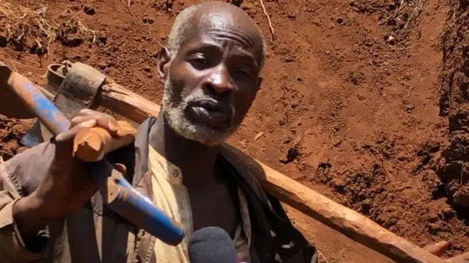 Nicholas Muchami amekua akifanya kazi ya kutengeneza barabara bila malipo