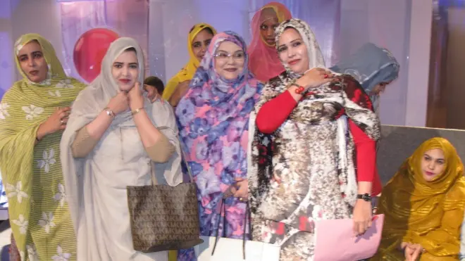 تقول ميمونة التقي (وسط)، وزيرة الشؤون الاجتماعية والطفولة والأسرة، إن المجتمع الموريتاني بشكل عام يقبل حضور المرأة، ومشاركتها في مختلف المجالات