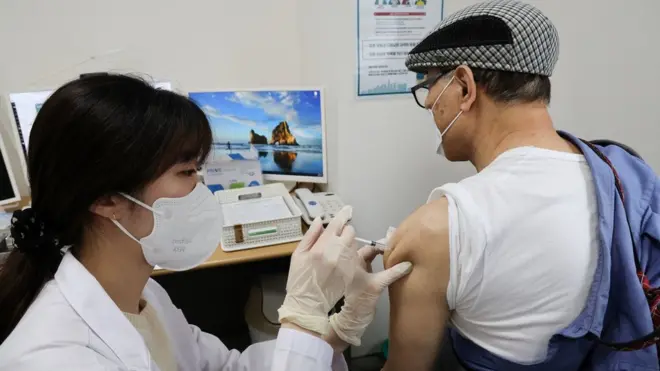 한국은 지난 4월 25일부터 60세 이상 고연령층에 대해 4차 접종을 시작했다