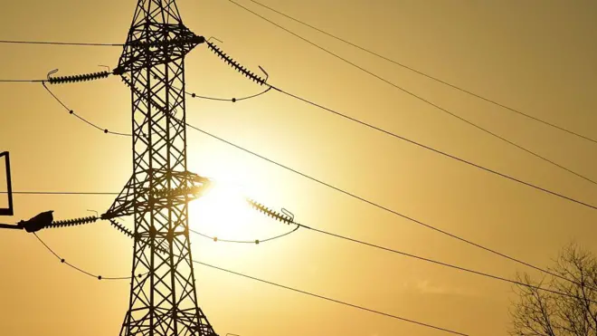 Une pilonne à haute tension électrique